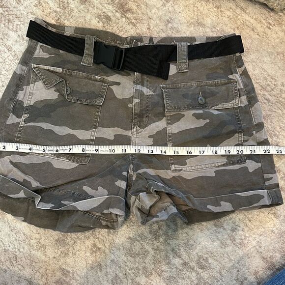 AMERICAN EAGLE VINTAGE SUPER HI RISE FESTIVAL Green CAMOUFLAGE Shorts 14/32W - Picture 7 of 11